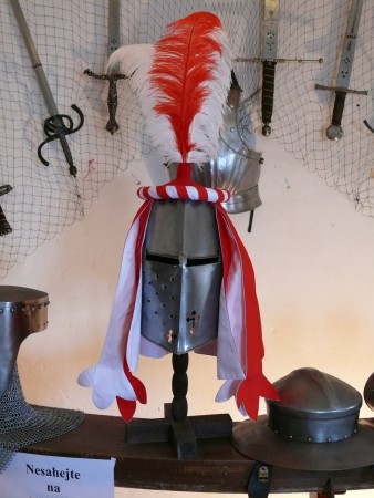 Hrncová přilba s klenotem 2